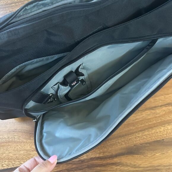 Victorinox Swiss Army Expandable Crossbody Messenger Bag Black Adjustable Strap - Picture 9 of 10